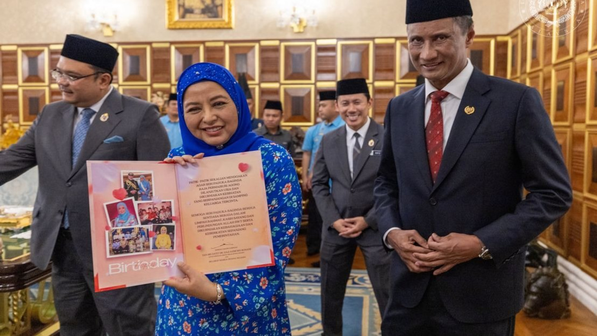 Queen Raja Zarith Sofiah Celebrates Birthday With Courtesy Visit From Palace Officials
