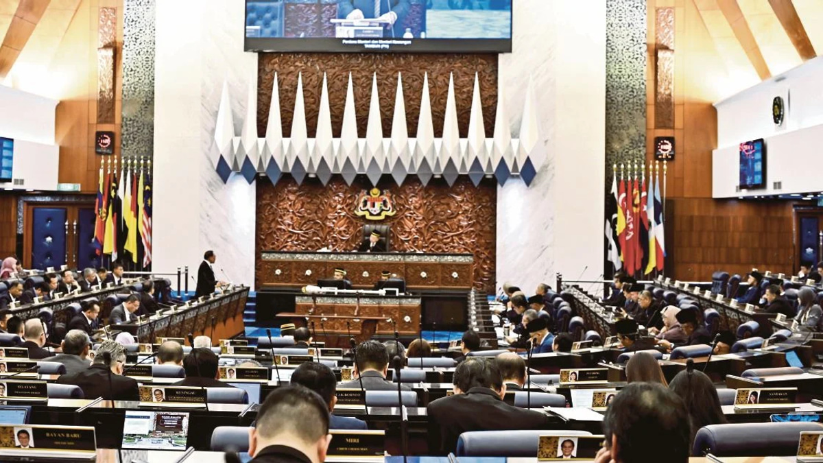 Parliament erupts as PAS and Bersatu tensions boil over during exchange on opposition leadership