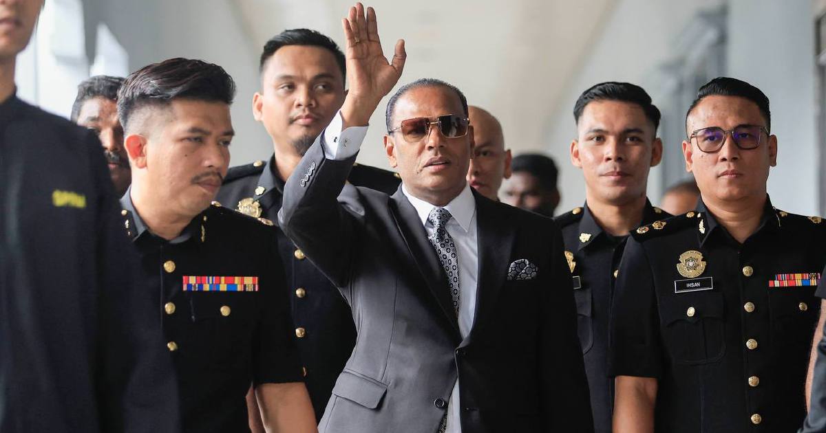Datuk Seri Saravanan Arrives at Court as Supporters Rally Outside