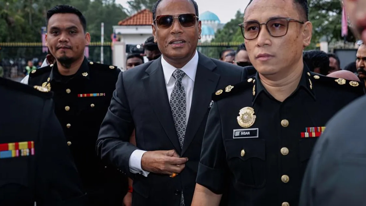 Saravanan Arrives at Court for Legal Proceedings