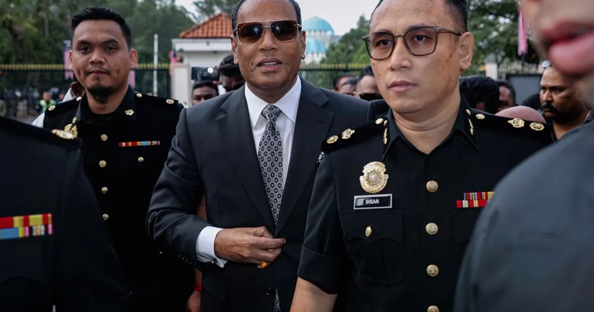 Saravanan Arrives at Court for Legal Proceedings