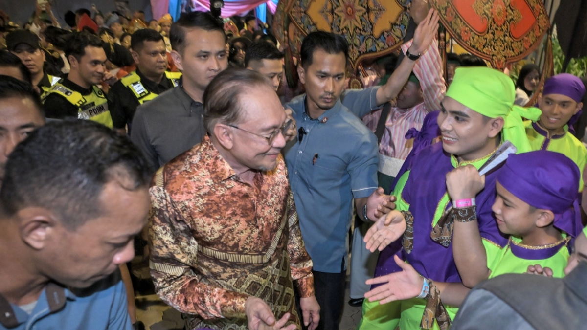 Anwar Pushes for Rapid Implementation of Felda Reform Agenda as Settlers Voice Growing Discontent