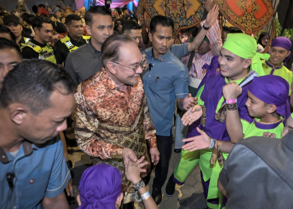 Anwar Pushes for Rapid Implementation of Felda Reform Agenda as Settlers Voice Growing Discontent