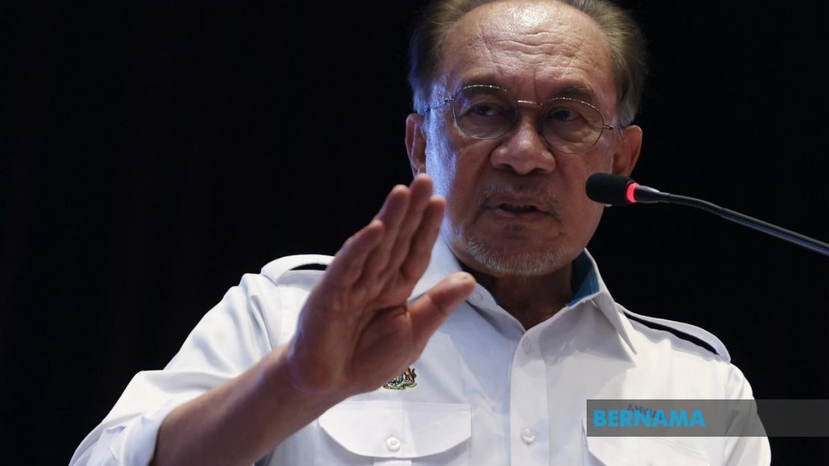 Anwar Cautions Against Using Royal Institutions in Political Battles