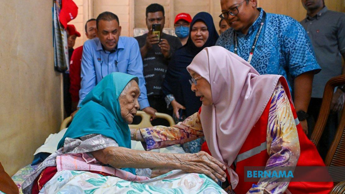 PM's Wife Dr Wan Azizah Conducts Outreach to Elderly and Vulnerable Families in Kuala Pilah