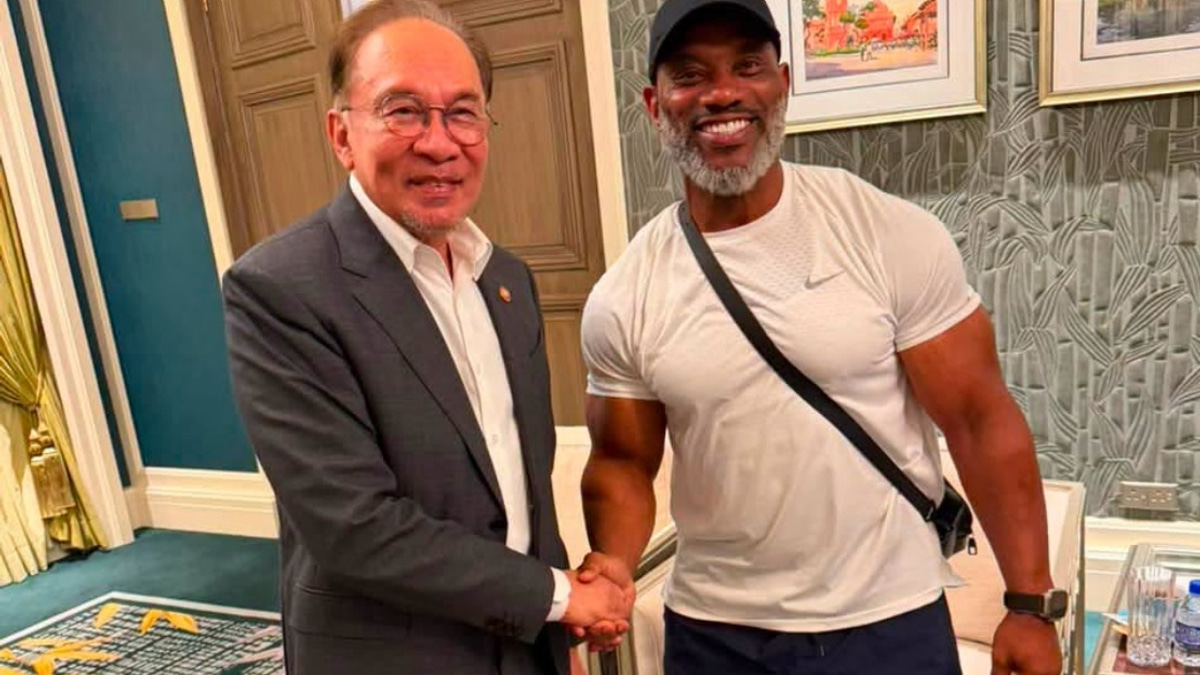 PM Anwar Meets Bodybuilding Icon Dexter Jackson, Quips About Hitting the Gym