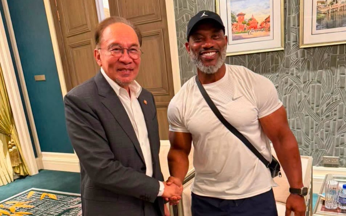 PM Anwar Meets Bodybuilding Icon Dexter Jackson, Quips About Hitting the Gym