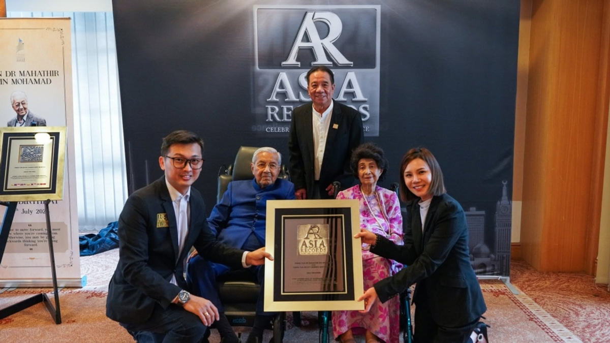 Mahathir and Siti Hasmah Set Three Guinness Records as Couple Marks Centenary Milestone