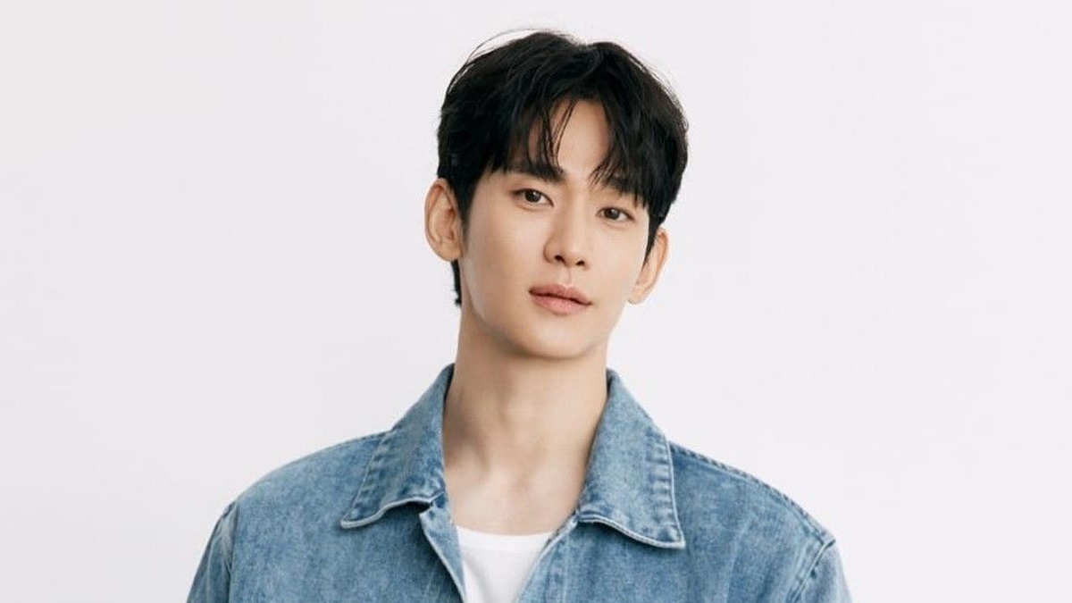 South Korean Star Kim Soo-hyun Marks Public Return with Bench Campaign After Year Away