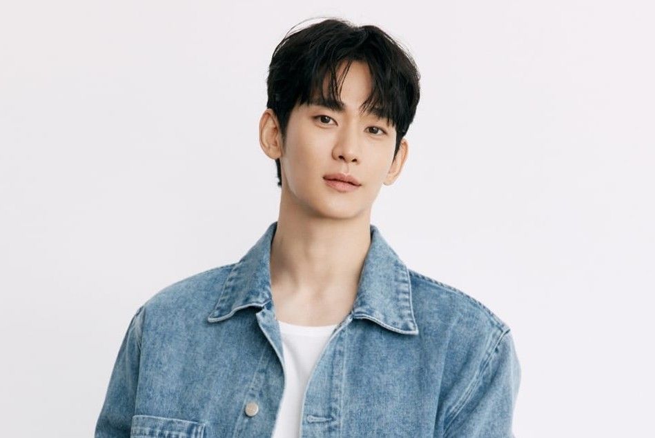 South Korean Star Kim Soo-hyun Marks Public Return with Bench Campaign After Year Away