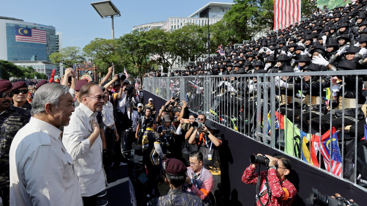 PM Anwar Extends National Day Celebrations With Walkabout Through Putrajaya