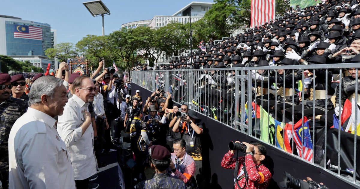 PM Anwar Extends National Day Celebrations With Walkabout Through Putrajaya
