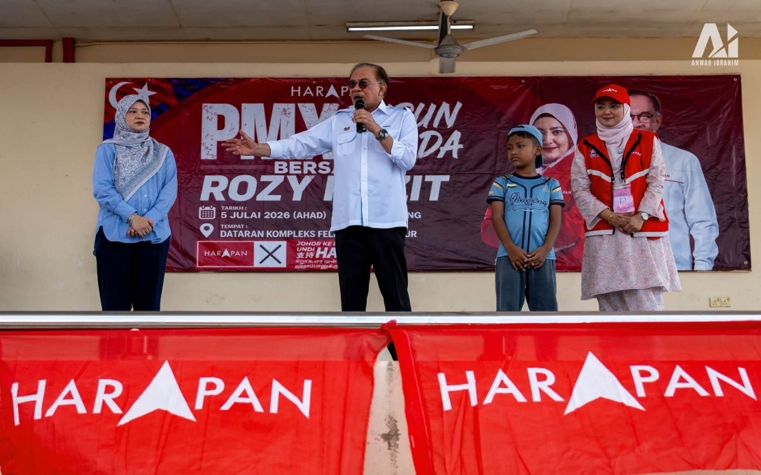 PM Anwar Moved by Nine-Year-Old's Journey Through Palm Plantation to Meet Him