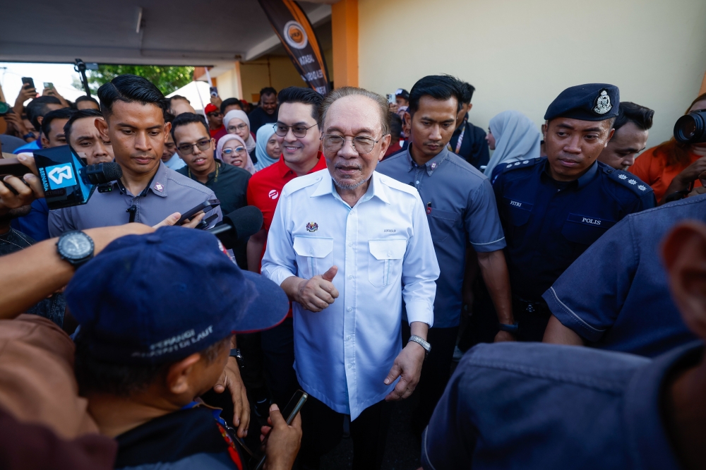 PM Anwar Ibrahim Successfully Undergoes Elective Surgery, Placed Under Strict Medical Observation