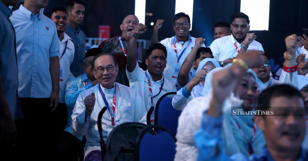 Government Must Probe Felda's Deep Financial Crisis, King Advises Anwar