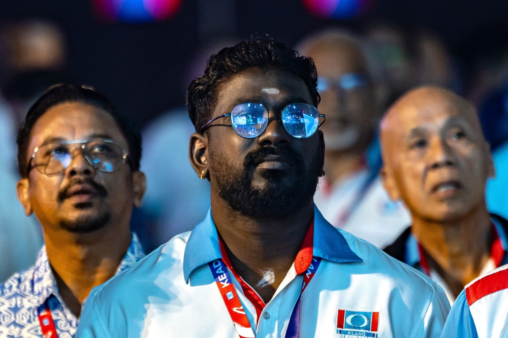 Anwar Makes Emotional Plea to Estranged PKR Veterans as Party Hemorrhages Support
