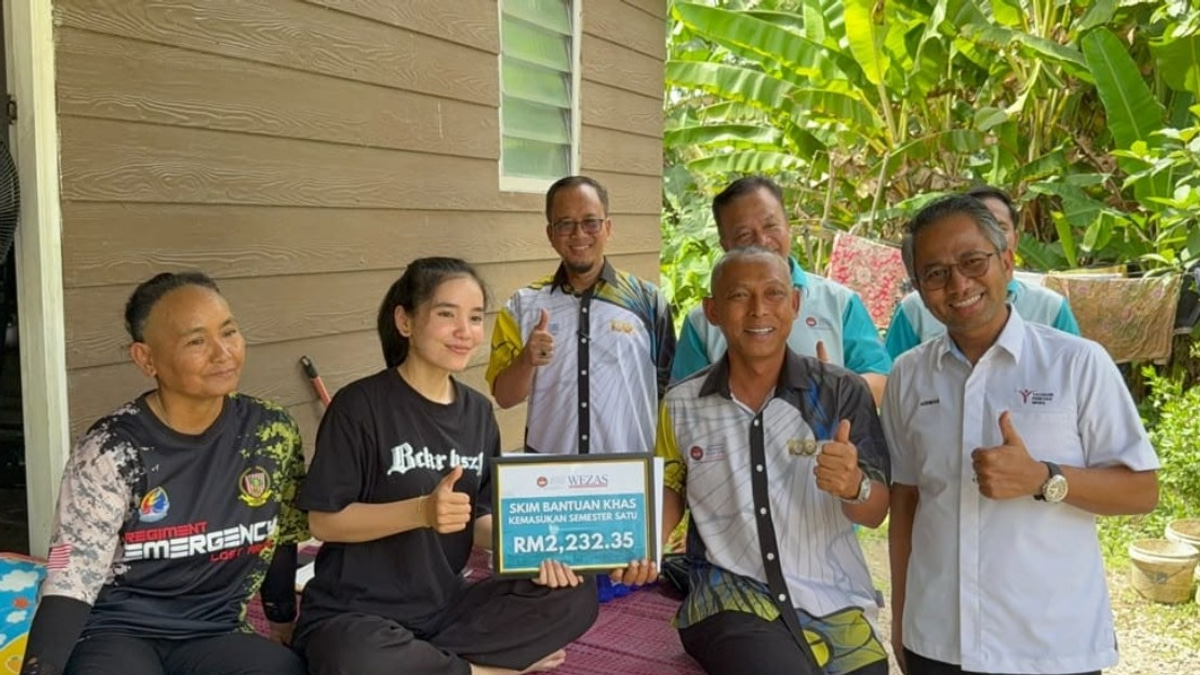 Three High-Achieving Students Receive Financial Aid to Begin University Studies at UPSI