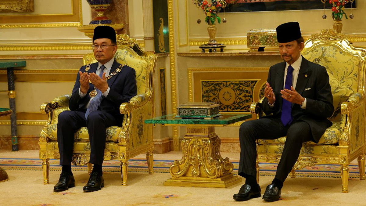 Anwar Receives High Royal Honour From Brunei Sultan Hassanal Bolkiah