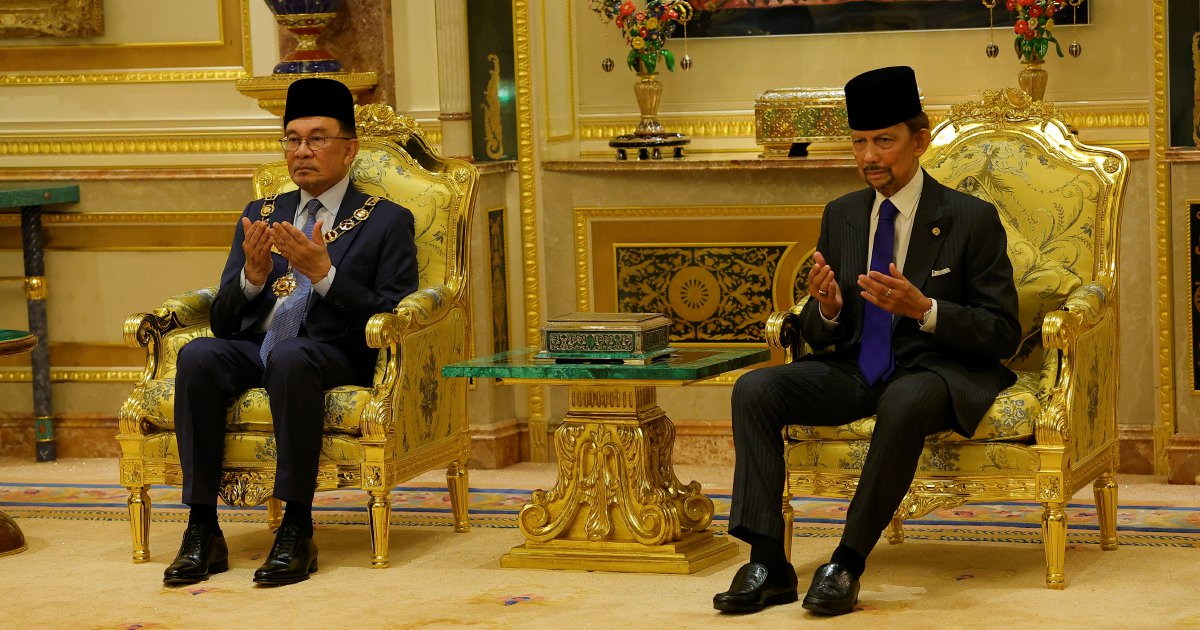 Anwar Receives High Royal Honour From Brunei Sultan Hassanal Bolkiah
