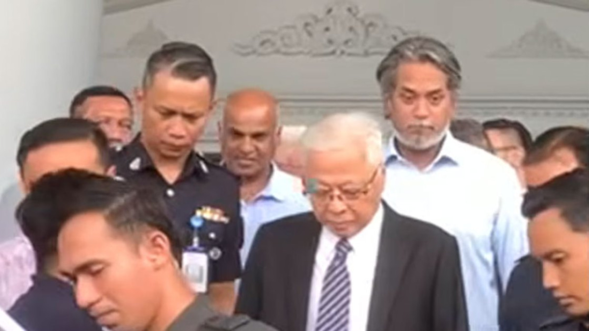 Khairy's Court Appearance Signals Support for Ismail Sabri