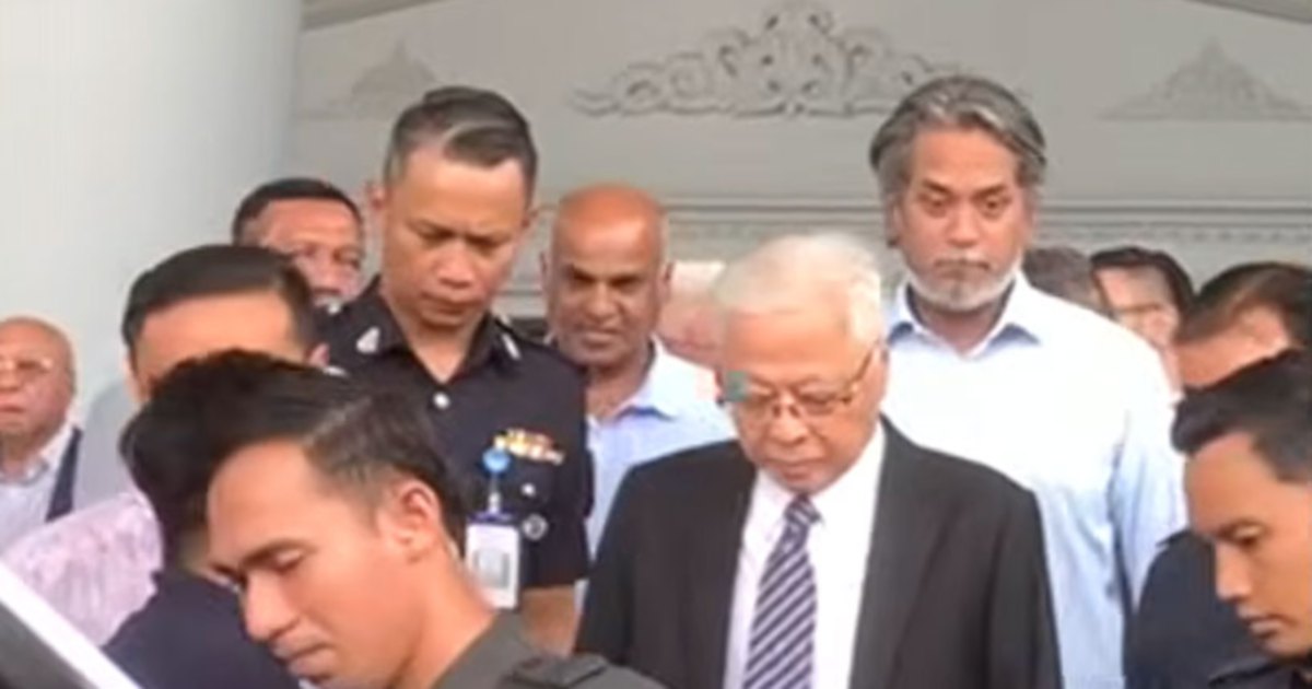 Khairy's Court Appearance Signals Support for Ismail Sabri