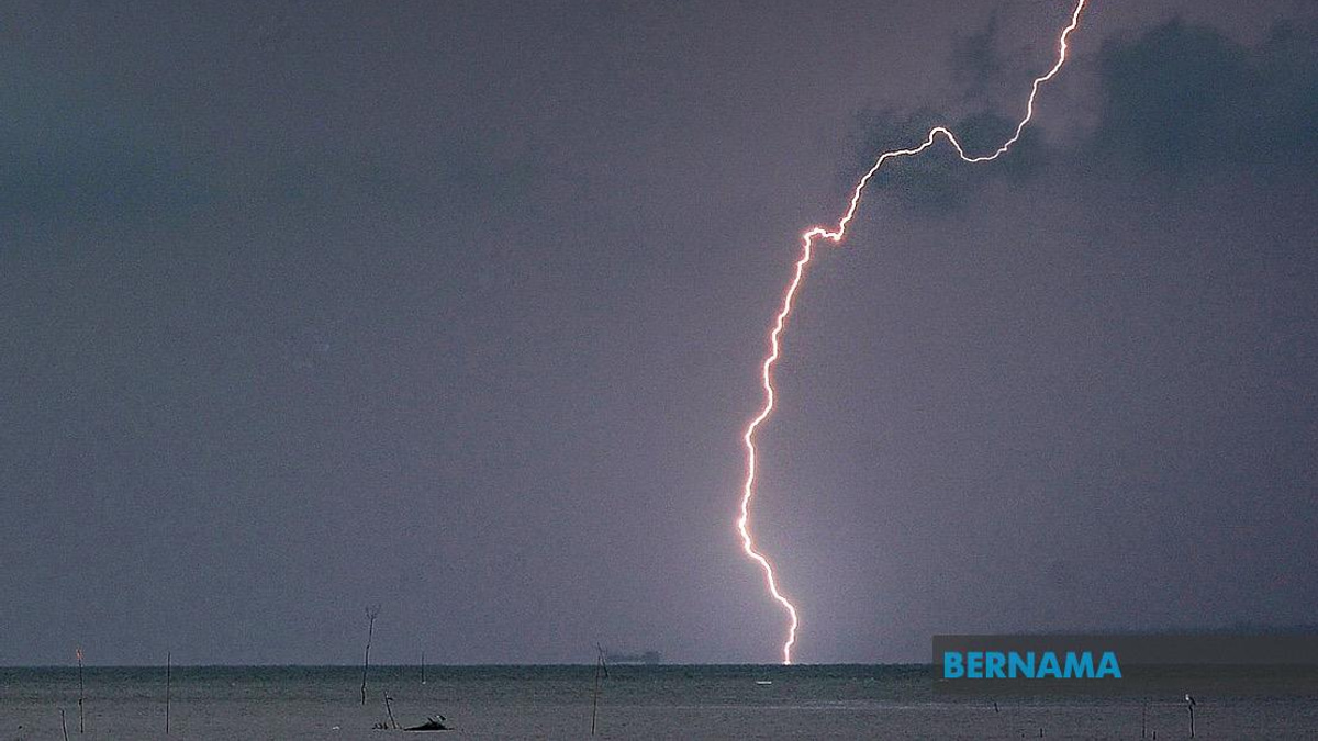 Heavy Thunderstorms and Strong Winds Threaten Seven States and Labuan Today
