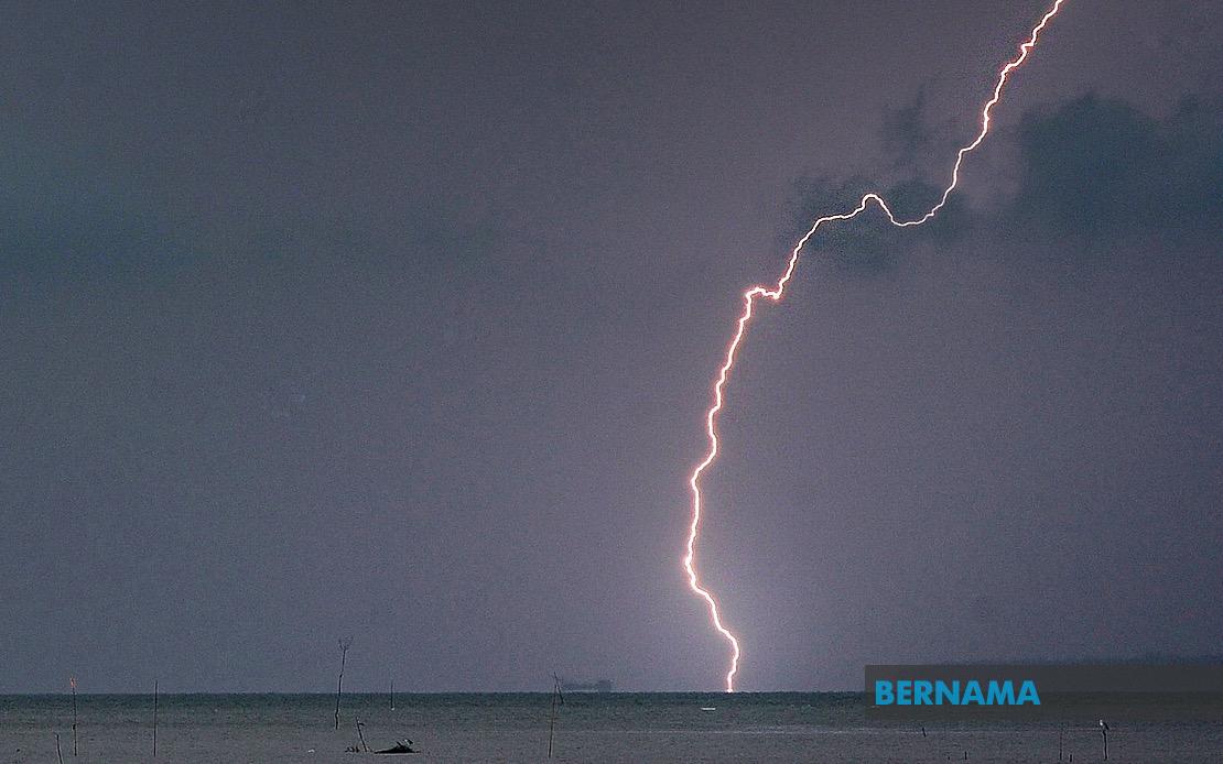 Heavy Thunderstorms and Strong Winds Threaten Seven States and Labuan Today