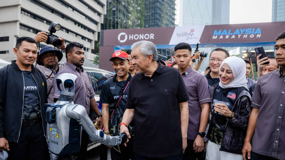 HONOR's Humanoid Robots Make Malaysian Debut at 2026 Marathon, Testing Technology in Tropical Conditions