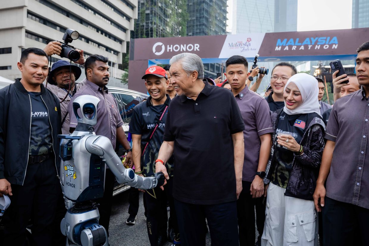 HONOR's Humanoid Robots Make Malaysian Debut at 2026 Marathon, Testing Technology in Tropical Conditions
