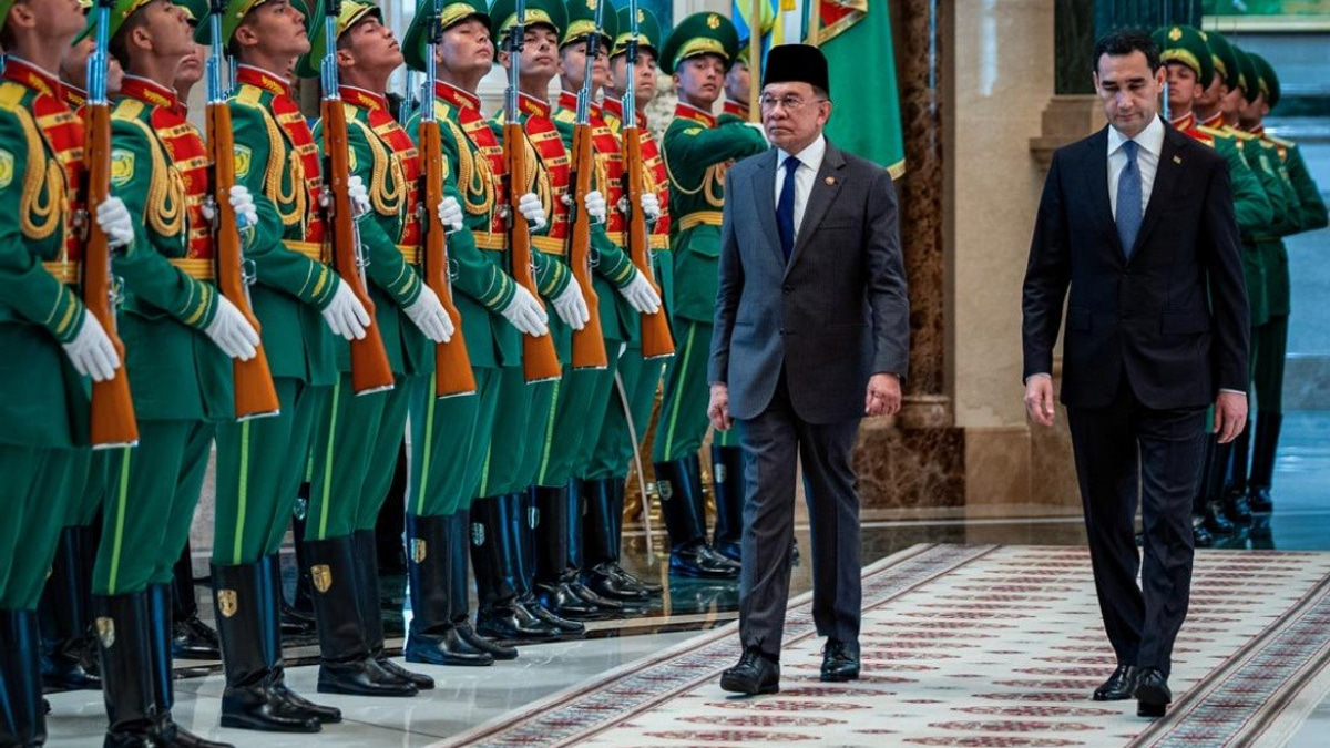 PM Anwar Given Ceremonial Reception at Turkmenistan Presidential Palace