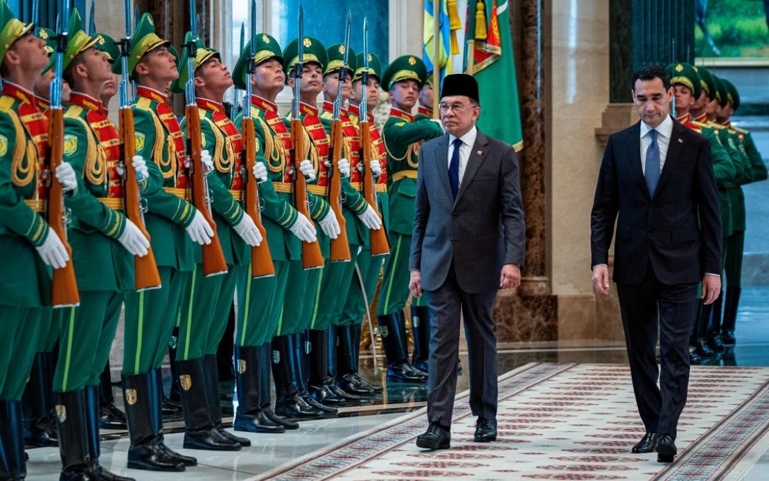 PM Anwar Given Ceremonial Reception at Turkmenistan Presidential Palace