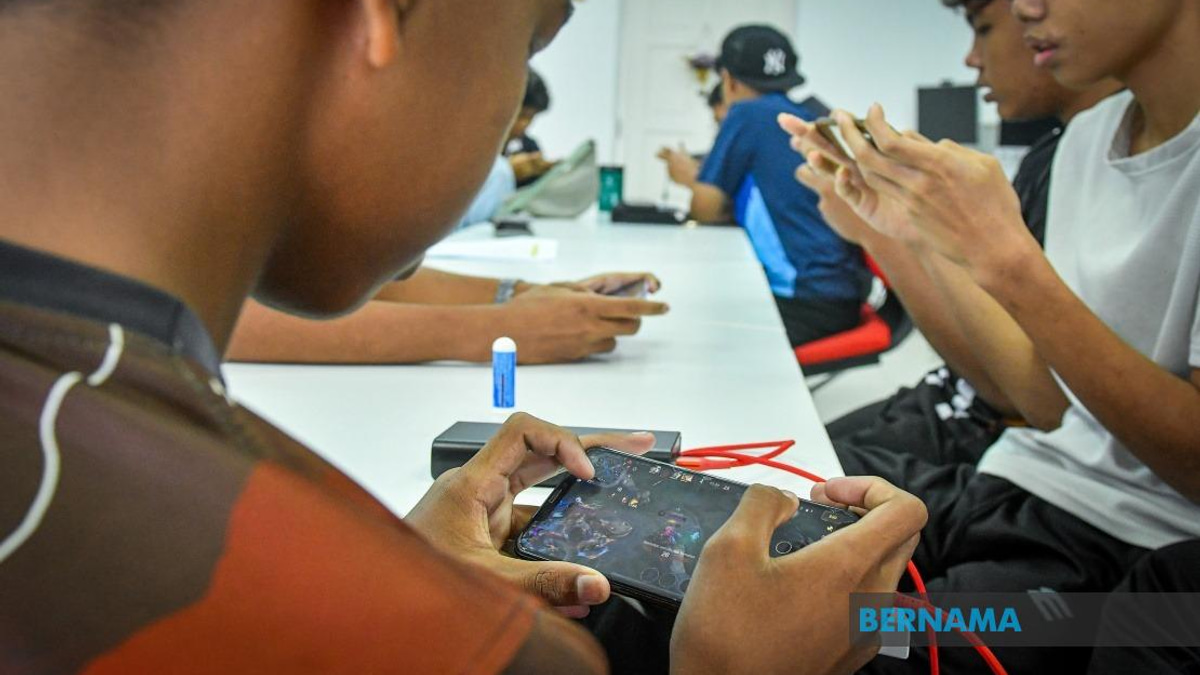 Malaysia Intensifies Safe Internet Push, Enlisting Parents to Enforce Social Media Ban for Under-16s