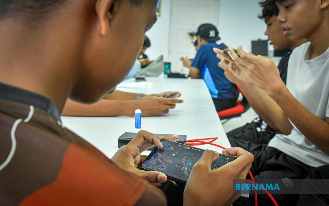 Malaysia Intensifies Safe Internet Push, Enlisting Parents to Enforce Social Media Ban for Under-16s