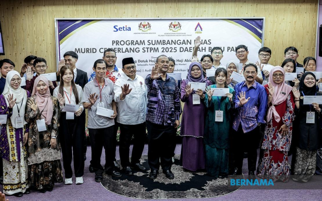 214 Top STPM Students in Batu Pahat Receive Prime Minister's Special Contributions