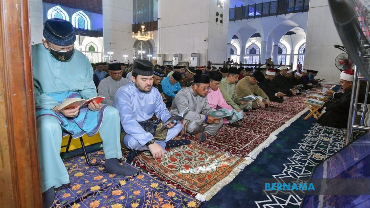 Selangor Sultan Leads Pre-Merdeka Prayers at Historic Mosque
