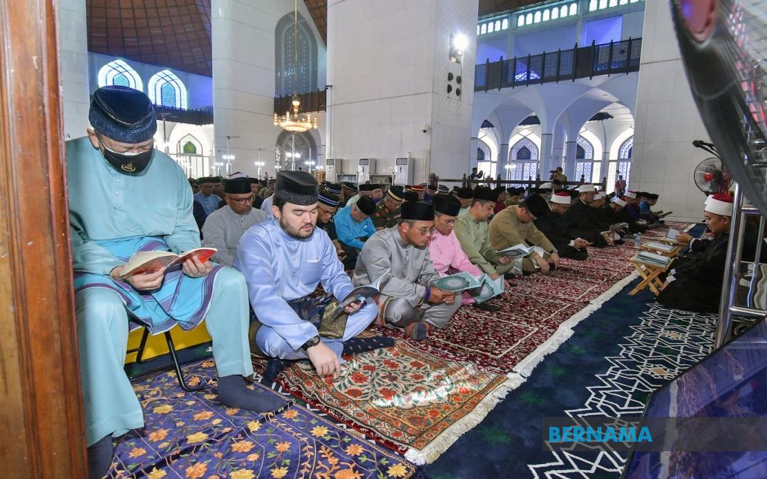 Selangor Sultan Leads Pre-Merdeka Prayers at Historic Mosque