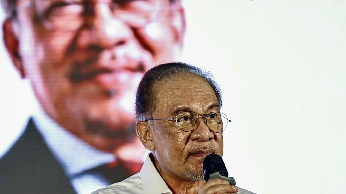 Anwar Awaits Full Details on Melaka DAP Crisis as Pakatan Weighs Response