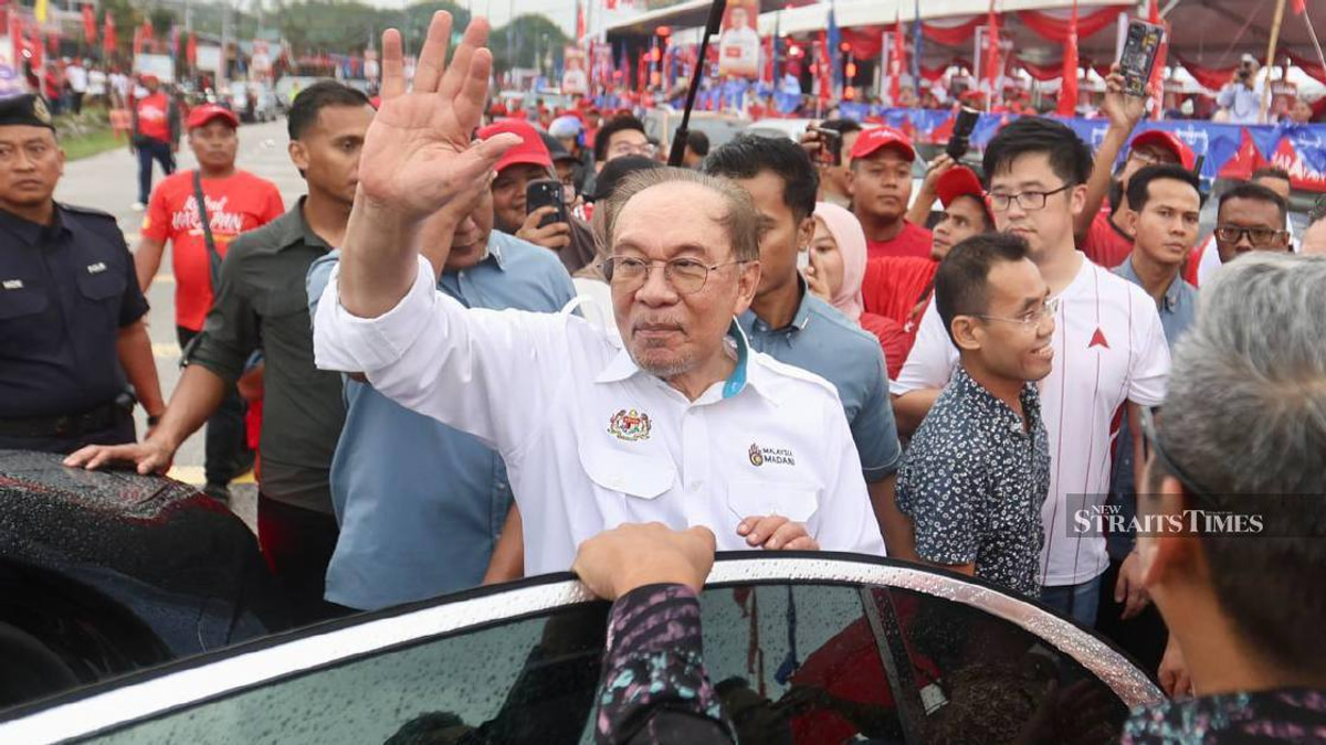 Anwar Expresses Dismay at Heated Attacks Against DAP's Loke in Negri Sembilan Campaign