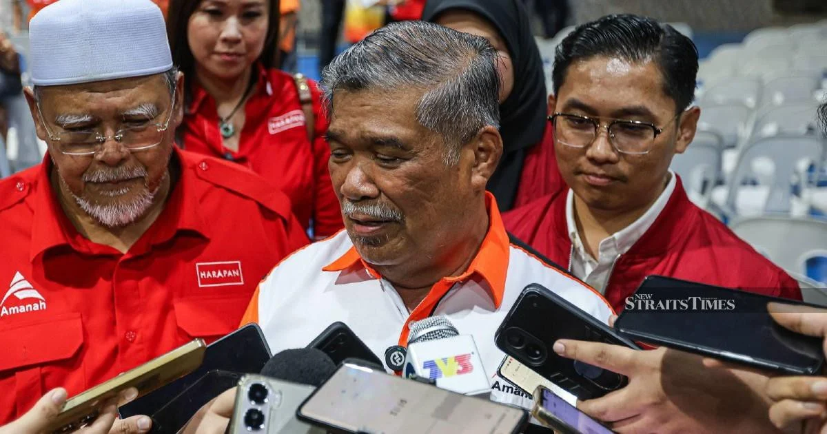 Mohamad Sabu Calls Out PAS Over Shifting Political Stances, Urges Voters to Think Independently