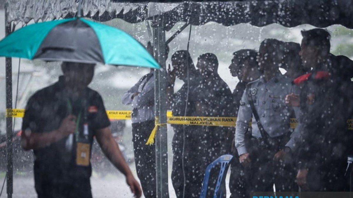 Johor Police Early Voting Proceeds Unimpeded Despite Heavy Rain in Johor Bahru