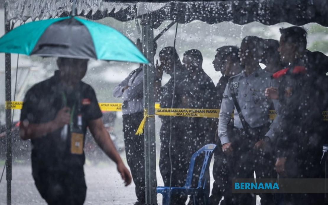 Johor Police Early Voting Proceeds Unimpeded Despite Heavy Rain in Johor Bahru