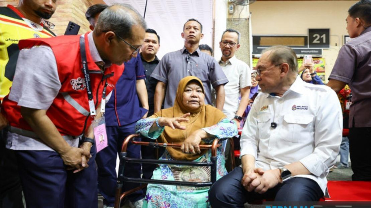 Determined Rider: Woman With Disabilities Travels Through Rain to Meet PM Anwar