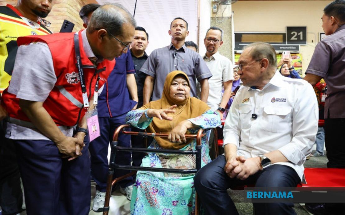 Determined Rider: Woman With Disabilities Travels Through Rain to Meet PM Anwar