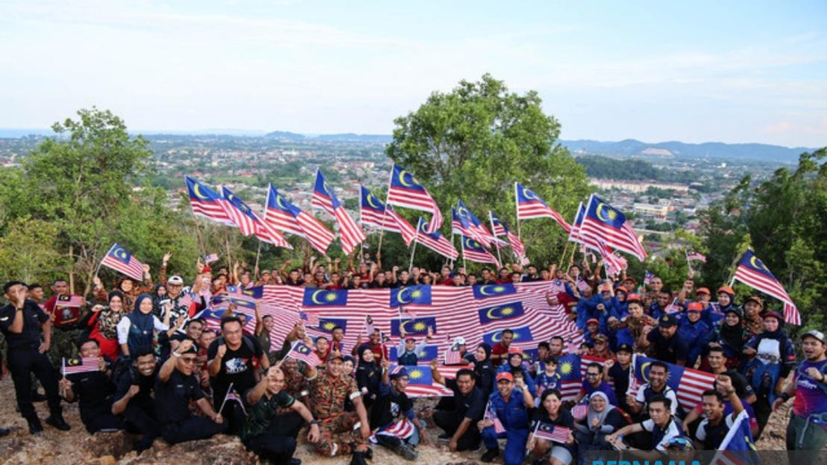 300 Personnel Scale Terengganu Summit in Patriotic Show of Unity