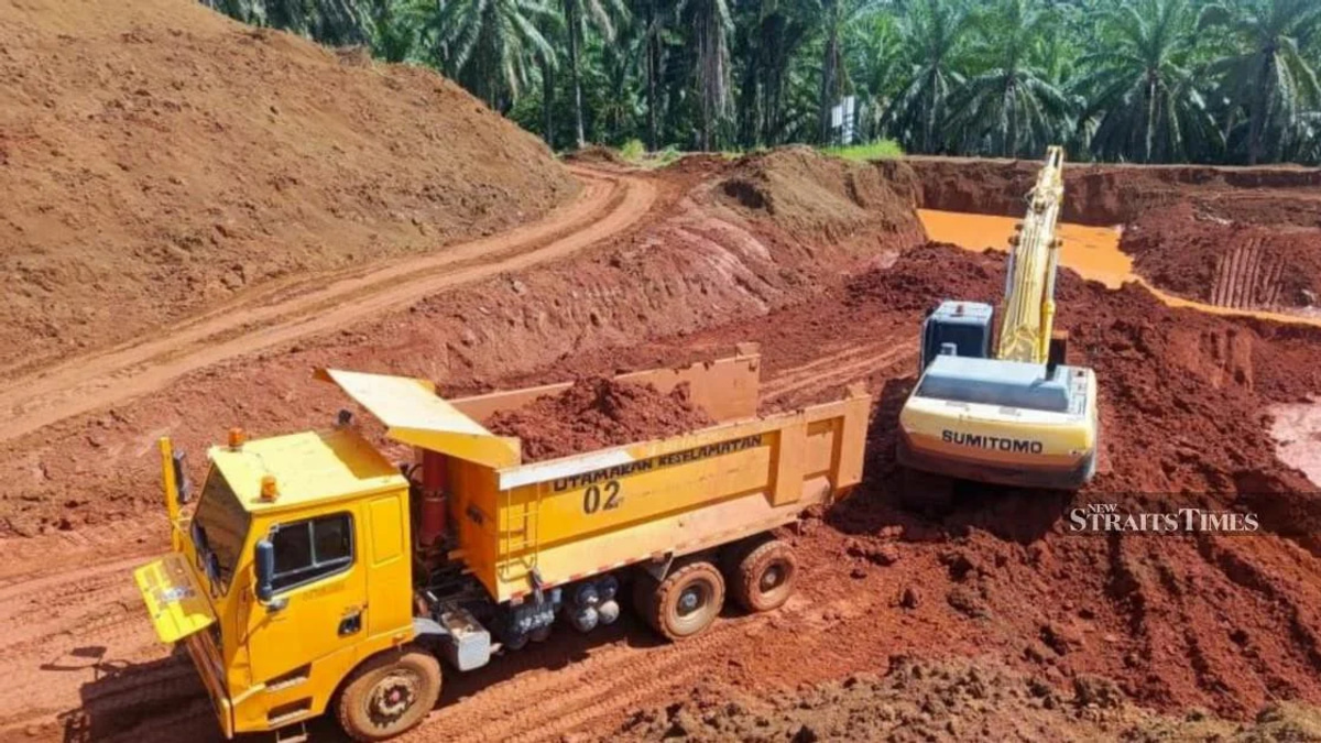 Two arrested in Marang over illegal silica sand smuggling; RM1.8 million in equipment seized