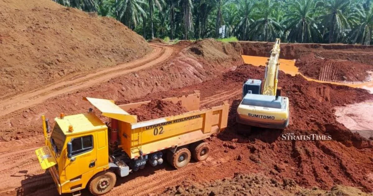 Two arrested in Marang over illegal silica sand smuggling; RM1.8 million in equipment seized