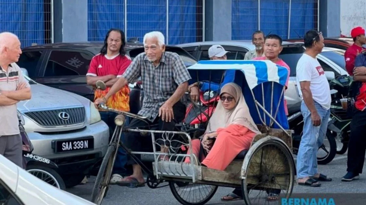 Anwar Moved by 86-Year-Old's Trishaw Journey to Meet Prime Minister