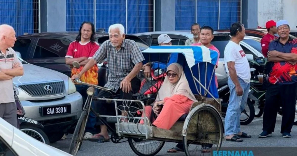 Anwar Moved by 86-Year-Old's Trishaw Journey to Meet Prime Minister