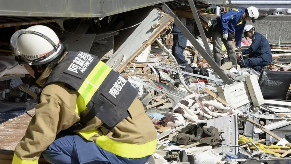 Major explosion at Kumamoto shopping mall traps dozens as rescue efforts intensify