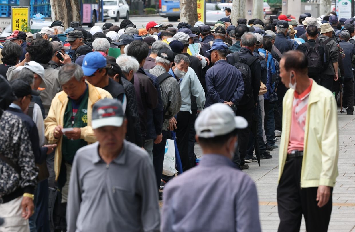 Seoul grapples with fiscal burden of proposed free bus scheme for elderly residents